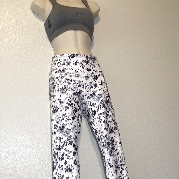 Balance Collection High Waisted Leggings with Pockets - Picture 7 of 9